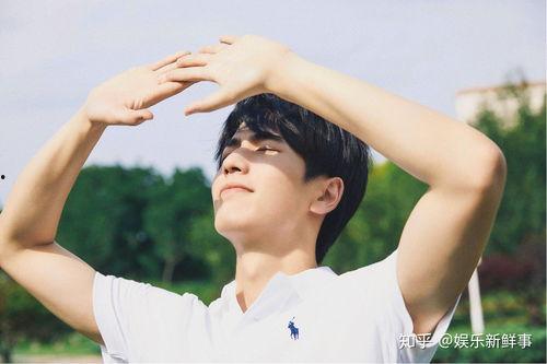 张凌赫来娱乐圈吃瓜,揭秘明星幕后吃瓜趣事